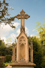 schönes altes Familiengrab