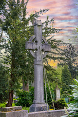 großes Kreuz mit Abstützung