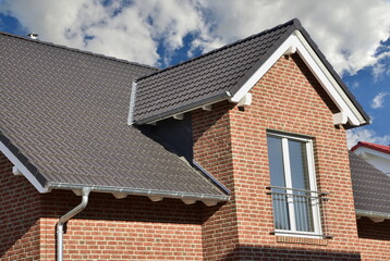 Fassade eines modernen neu gebauten Fertighauses mit Vorsatz-Verklinkerung