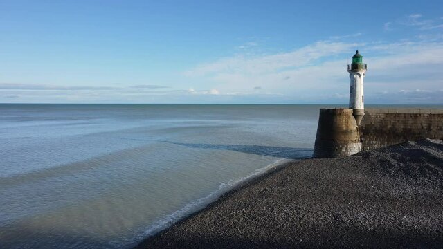 phare et petites vagues en Normandie - France