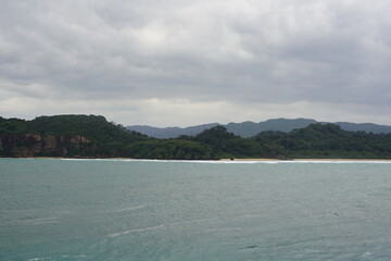 西表島の曇り空の下の海と山々