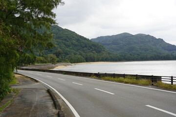 西表島の海沿いの道