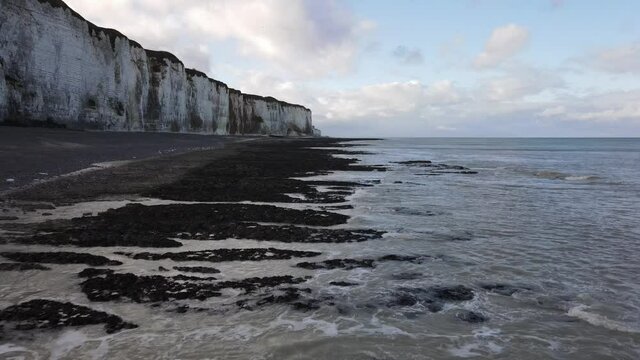 mar&eacute;e basse en hiver en Normandie - France