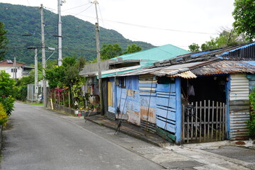 Fototapeta na wymiar 西表島の小さな木造アパート