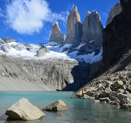 Auf dem Gipfel des Berges Torres del Paine in Patagonien.