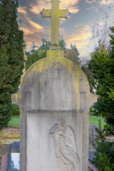 schöner alter Grabstein mit Kreuz in Holland © Blende8