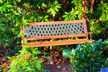 schöne alte Bank neben einer Grabstätte © Blende8