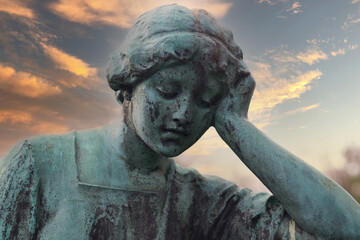 Skulptur Frau in Trauer © Blende8