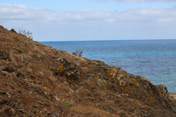 Una montaña de rocas en las costas del mar 