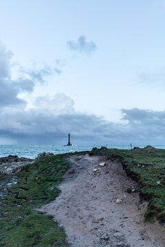 Vue par jour de mar&eacute;e au lever du soleil du Phare de la Hague &agrave; Goury (Normandie, France)