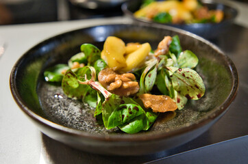 Feldsalat mit kandierten Walnüssen und Honigäpfel auf Balsamico Dressing