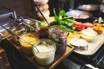 Brownie an Glühweinzwetschge und süßem Ziegenfrischkäse, Produktbild, Speisekarte