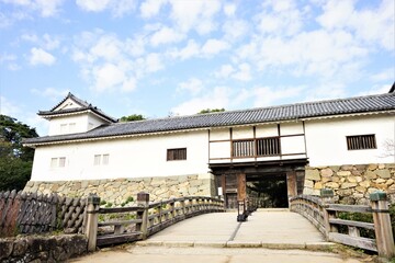 Fototapeta na wymiar Tenbin Yagura gate and Rouka bridge at Hikone Castle in Hikone City of Shiga, Japan - 滋賀 彦根城の廊下橋