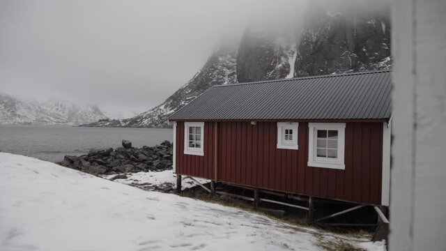 Casa roja nordica frente a oc&eacute;ano &aacute;rtico en Islas Lofoten