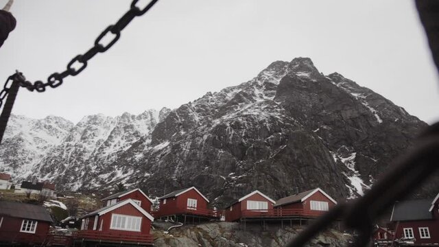 Casas rojas sobre gran monta&ntilde;a en Noruega