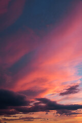 un ciel de soleil couchant avec des nuages roses et rouges. L'aube. L'aurore. Le crépuscule.