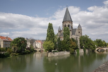 Fototapeta na wymiar Metz: Blick von der Moyen Pont auf die Mosel und den Temple Neauf