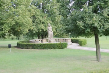 Obraz premium a statue in the garden of lidice memorial, czech republic