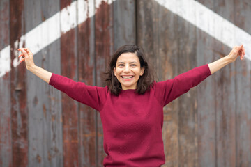 Frau  mit offenen dunklen Haaren au&szlig;en  und lachend
