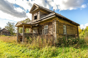 Obraz premium Abandoned old rural wooden house in russian village