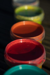 Bunte Farbendosen: rot, orange, gelb, grün. Fingermalfarben für Kinder