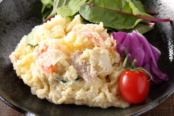 黒皿のポテトサラダ　ハイアングル