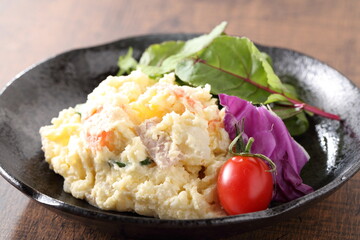 黒皿に盛ったポテトサラダ