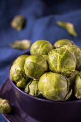 Rosenkohl in einer schüssel vor blauen hintergrund