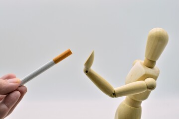 Muñeco de madera rechazando un cigarrillo