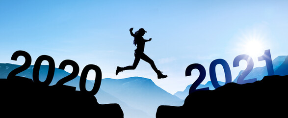 Sprung zum Jahreswechsel von 2020 zu 2021 mit Jahreszahl © by-studio