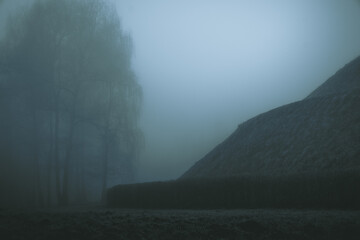 Kopiec Piłsudzkiego w gęstej mgle