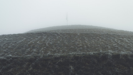 Kopiec Piłsudzkiego w gęstej mgle - obrazy, fototapety, plakaty