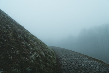Kopiec Piłsudzkiego w gęstej mgle