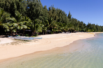 Fototapeta na wymiar Beautiful beach on sunny day with clear water and boat in Hawaii