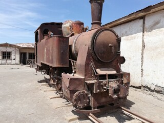 tren oxidado , de la época de oro del salitre chileno (1880-1920)