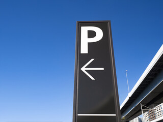 商業施設の駐車場の案内看板
