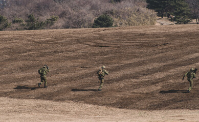 軍事演習を行う陸上自衛隊の自衛官