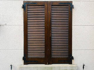Volets en bois avec un mur en pierres
