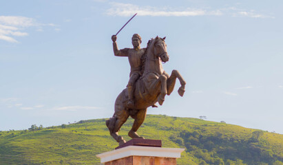 estatua a Vicente Guerrero Saldaña consumador de la independencia de México. ubicada en la salida...