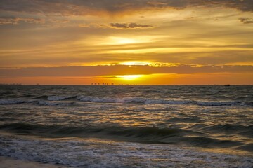 Obraz premium Brilliant sunset over Sanibel Beach in Florida before Hurricane Ian
