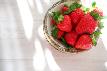 Seasonal fruits, Fresh strawberries on white wooden background. 季節の果物、フルーツ、木製テーブルの上のイチゴ、苺背景、新鮮な果物