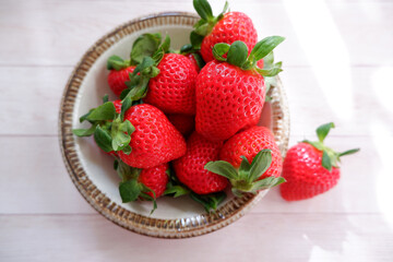 Seasonal fruits, Fresh strawberries on white wooden background. 季節の果物、フルーツ、木製テーブルの上のイチゴ、苺背景、新鮮な果物