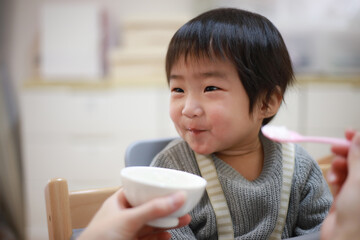 離乳食を食べる赤ちゃん