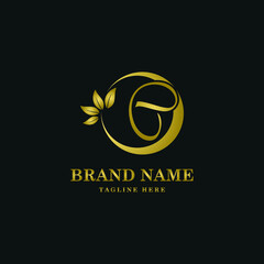 Obraz premium Golden Luxury Initial letter C on circle leaves for cosmetic, restaurant, boutique, hotel logo concept vector
