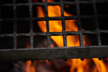 バーベキューの網板と燃えている炎の様子