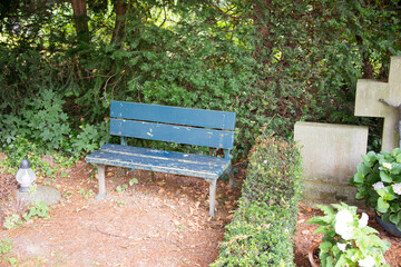 kleine alte Holzbank auf dem Friedhof