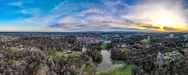 Pszczyna na Śląsku w Polsce, widok z lotu ptaka na stare miasto, rynek i park pałacowy