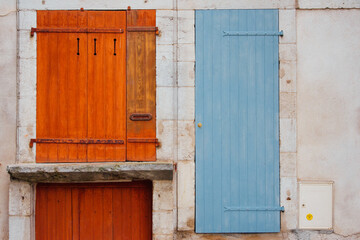 Une porte bleue et une fenêtre orange. Des portes et des fenêtres de couleur complémentaire. Une vieille porte et une vieille fenêtre