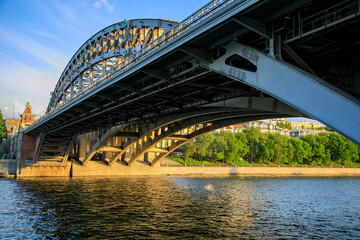 Fototapeta na wymiar The powerful design of the bridge over the river