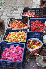 Fototapeta na wymiar Fleurs en vrac au marché de Madurai, Inde du Sud